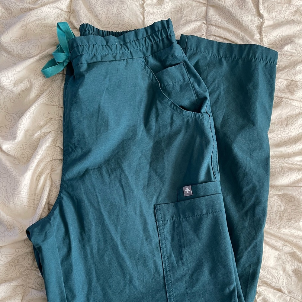 Figs womens S tailored length 30’ Bottoms Caribbean blue